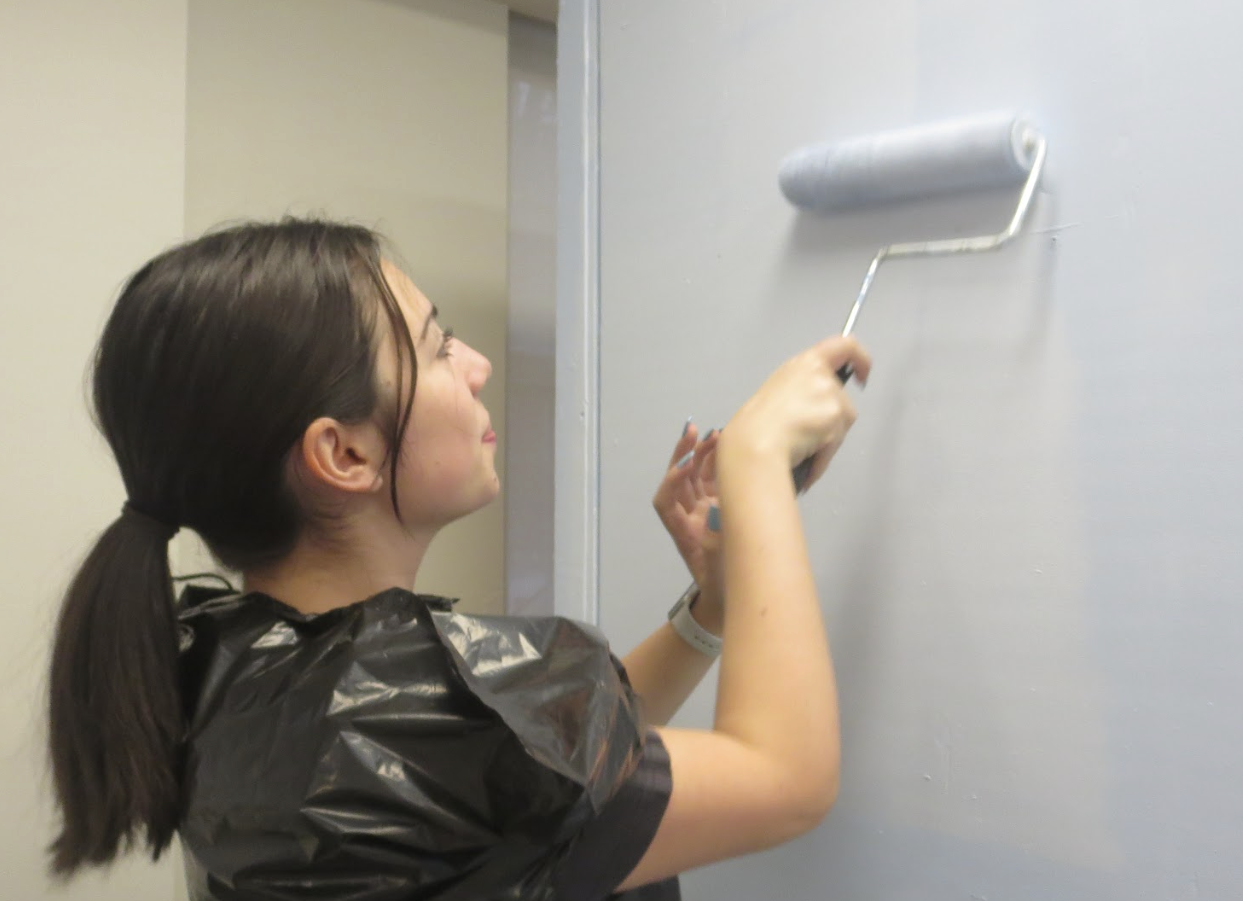 L'agent Hadz peint les murs du kiosque