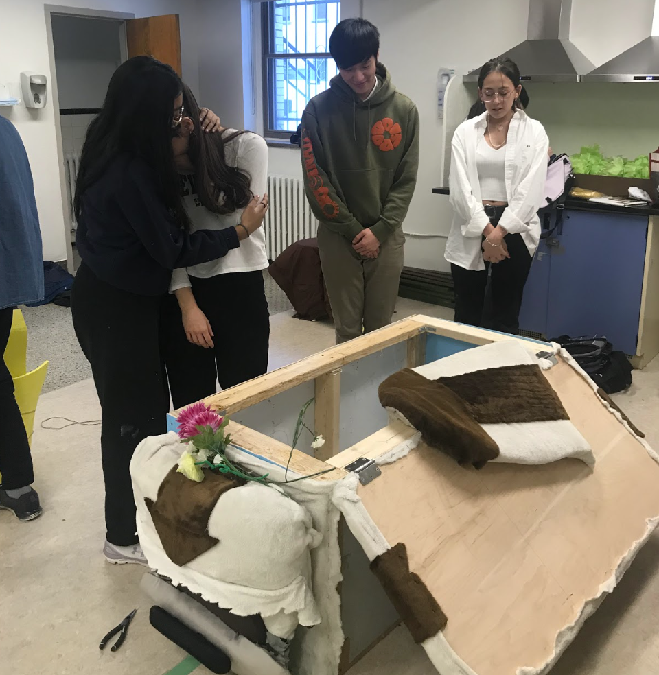 Nehna, Sofia, Yau et Audrey regardant le banc d'Appa