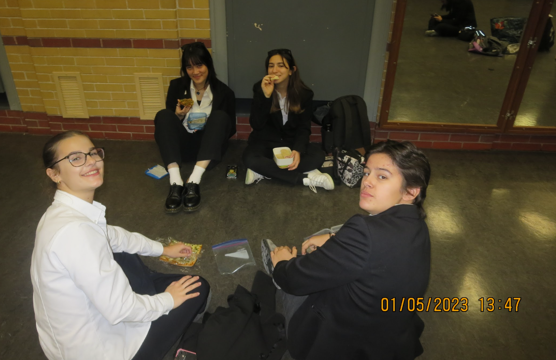 Sofia, Isabella, Victoria, and Andrea having lunch in the gym