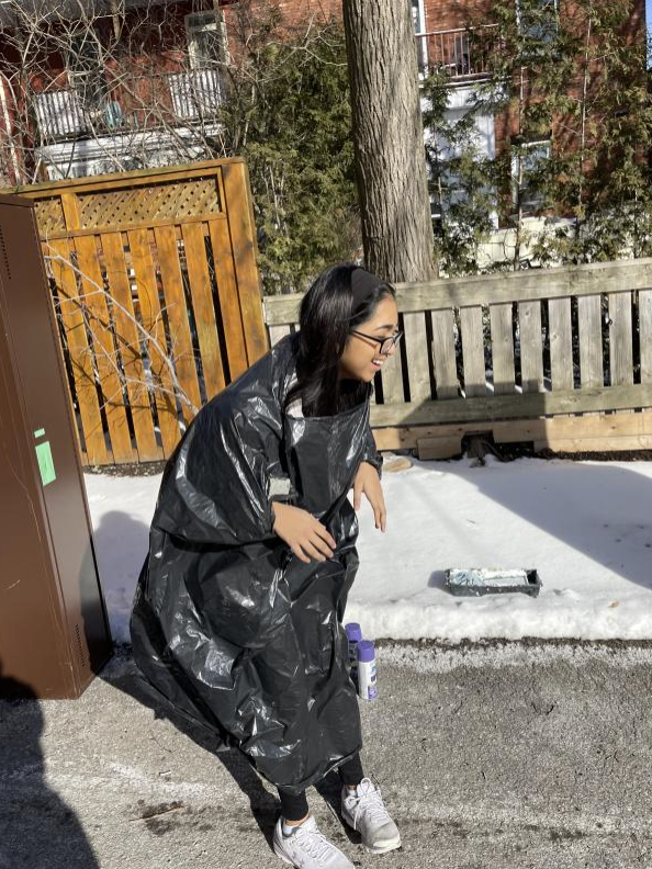 Nehna dehors vêtue d'un sac d'ordures