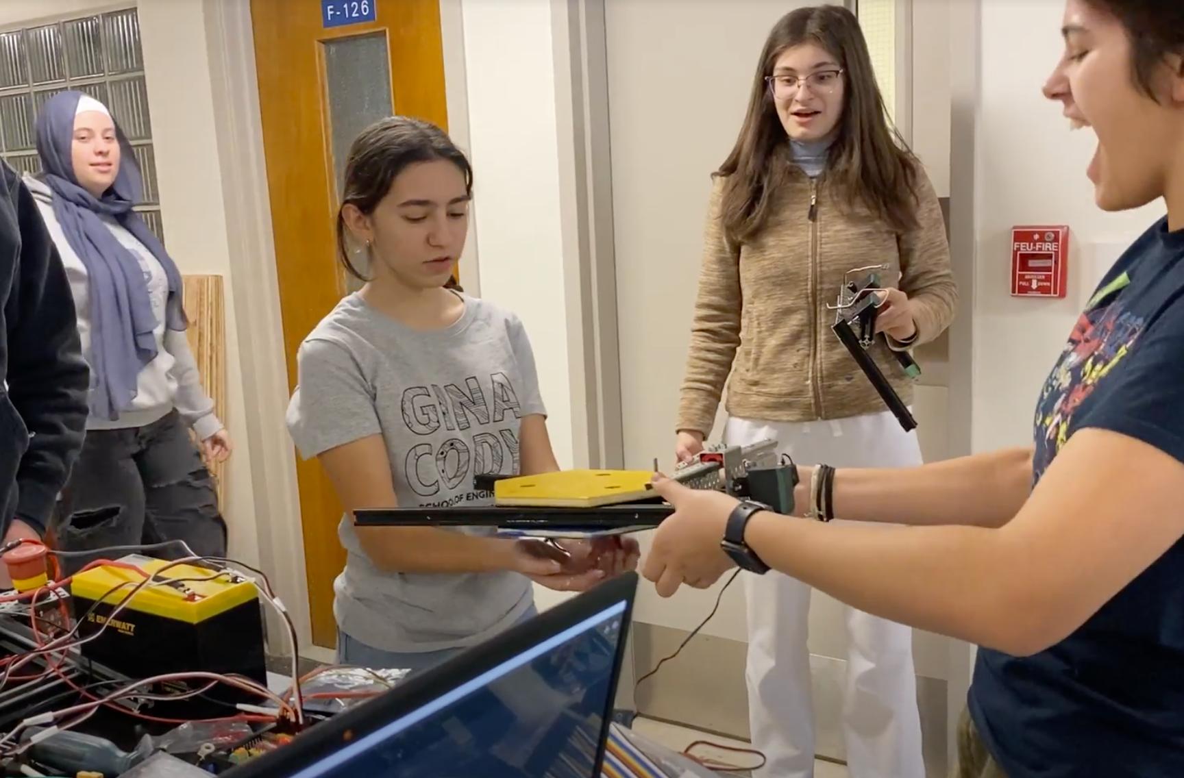 Les agents démontrent le mouvement linéaire du bras robotique