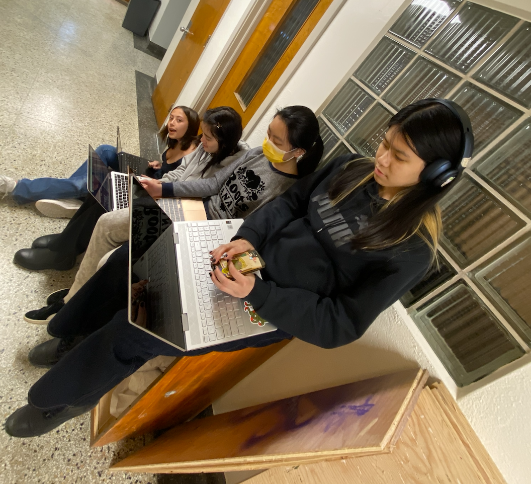 Audrey, Victoria, Carolyn et Celia travaillent sur des escaliers ensemble